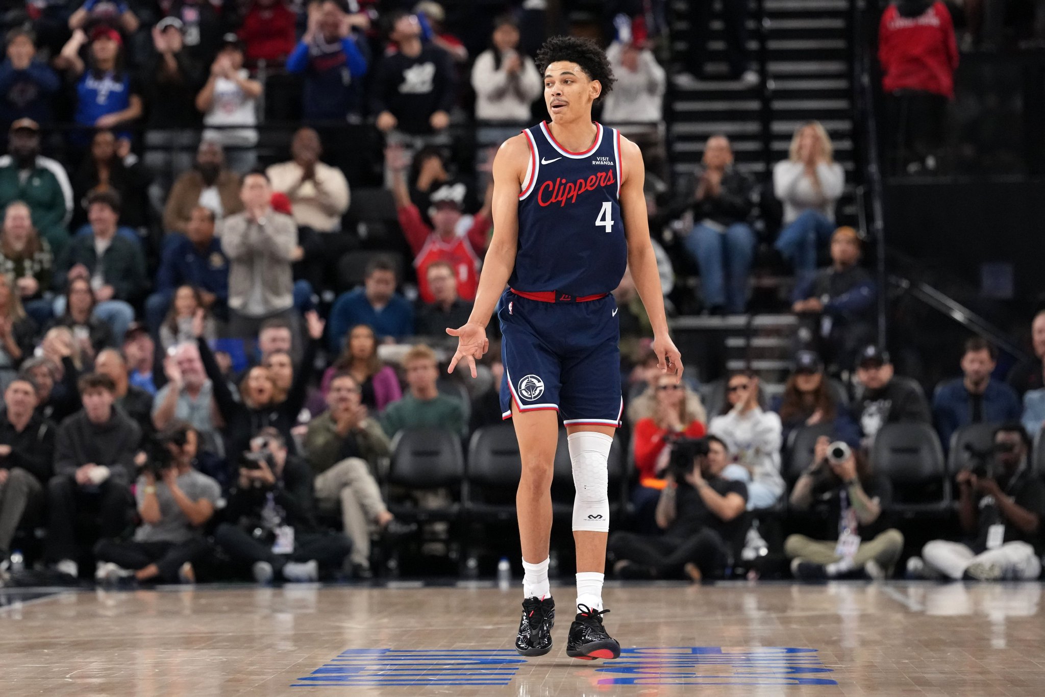 桑德斯谈对位库里：他是非常伟大的球员 我就想着把自己的事做好