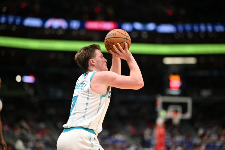 美记：克尼佩尔命中率效率都高 三球该多传球给他而不是小桥&米勒