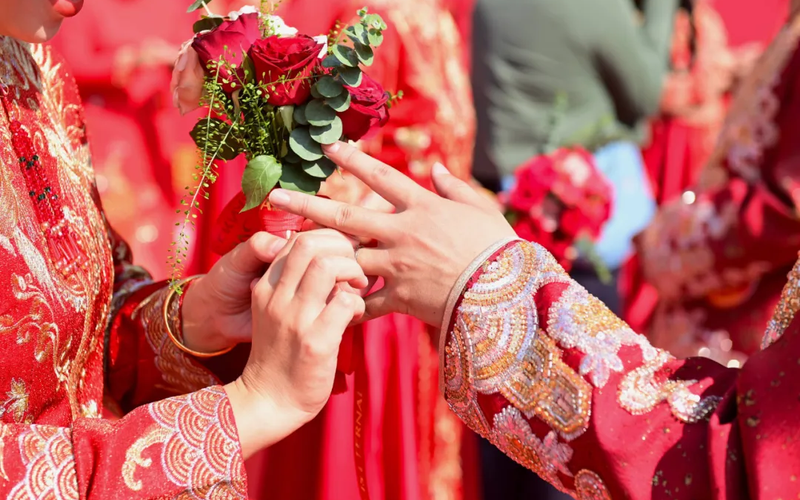 ▲资料图：新人在婚礼上交换戒指。图/新华社