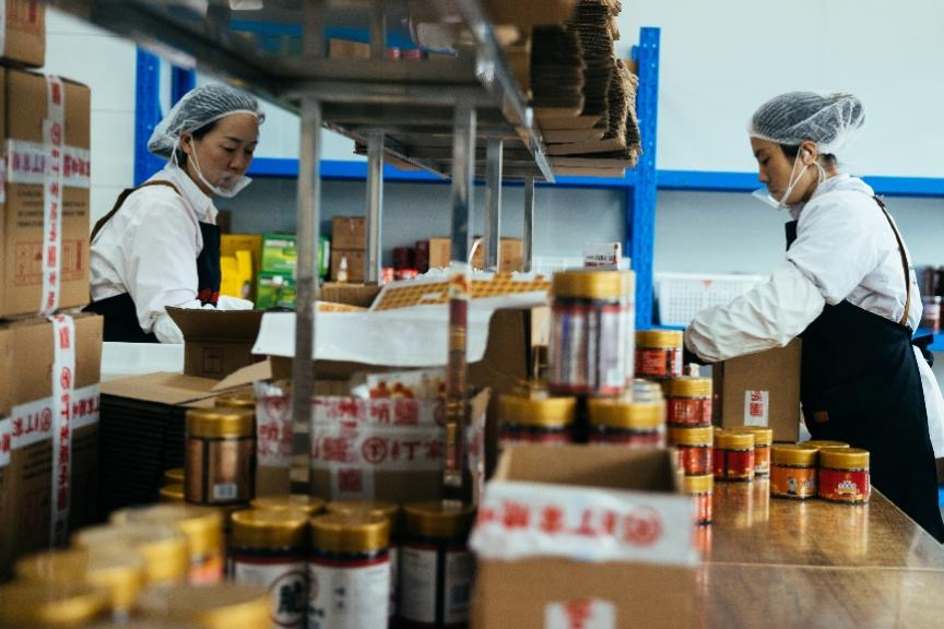 ▲贵州脆哨通过110g小包装产品，成功打开江浙沪市场。（张建 摄）