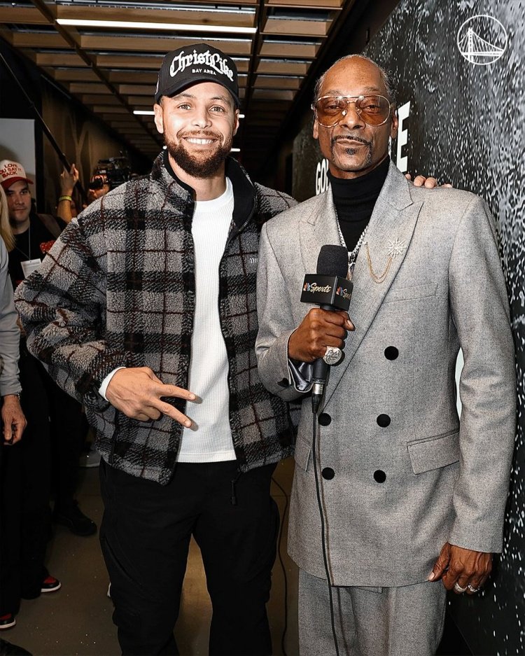 传奇遇见传奇！说唱传奇狗爷将解说勇船大战 赛前与库里合影留念