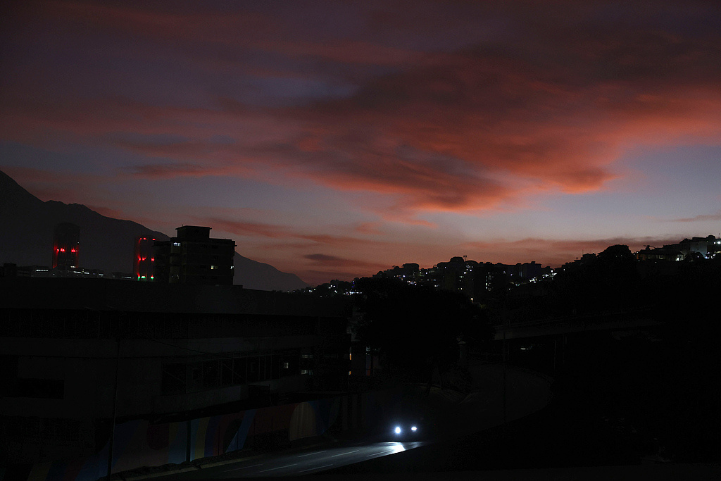 去年集中窃取机密数据，行动当天切断首都电力，报告解读美国如何网攻委内瑞拉