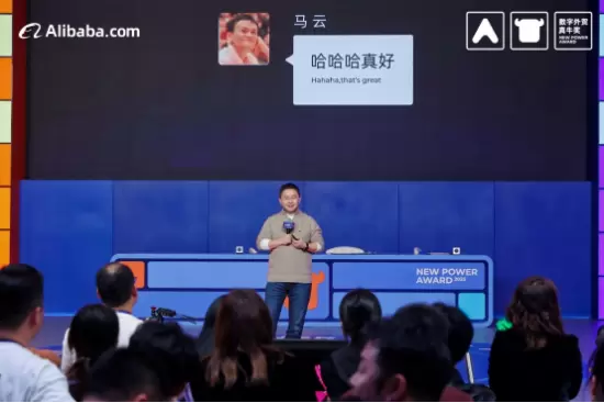 上图为：阿里巴巴国际站总裁张阔演讲并转达马云对比赛的关注