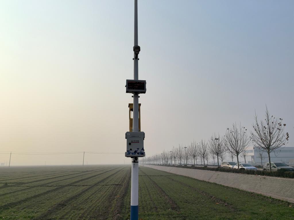 这是辉县市峪河镇田地里利用路灯杆建设的一根“智慧合杆”。新华社记者 刘金辉 摄