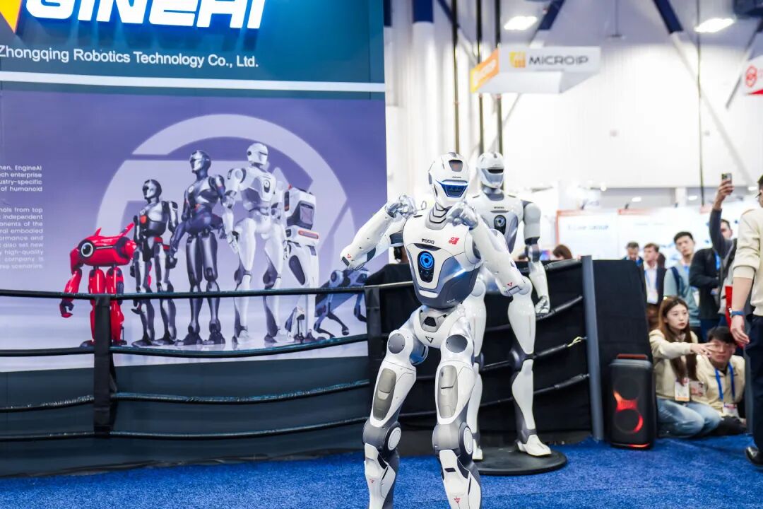 （众擎机器人现场展示  图源：公司官网）