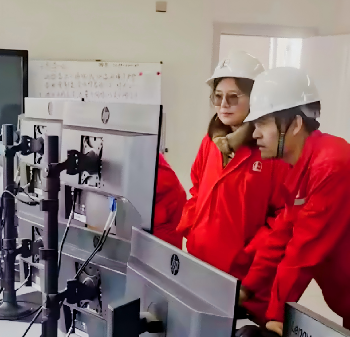 （图为工作中的卜彩霞女士）