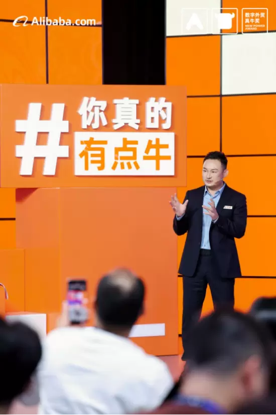 上图为：西朗门业总经理杨元嘉在真牛奖现场激辩中