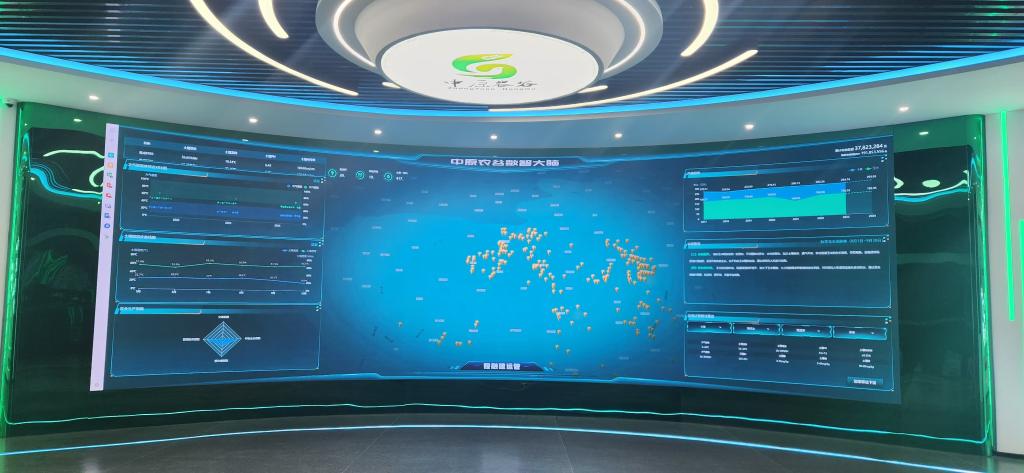 “中原农谷数智大脑”的大屏幕上,显示着各种数据。(受访者供图)