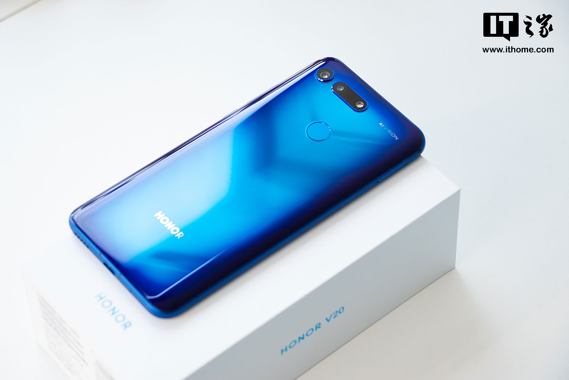 ▲ IT之家开箱：荣耀 V20 手机开箱图赏