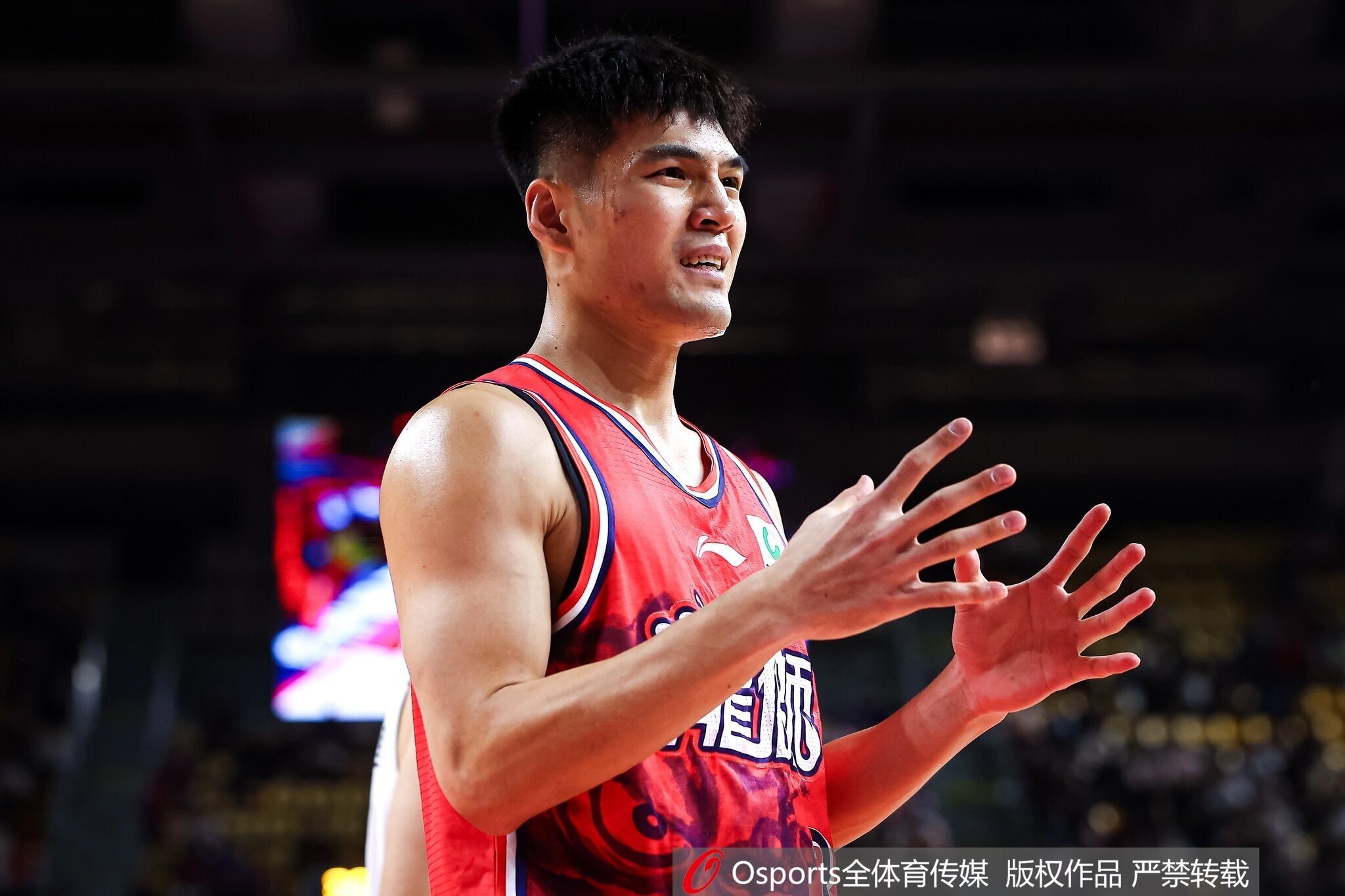 今天状态不错！陈国豪半场5中3&三分3中2拿到8分1板