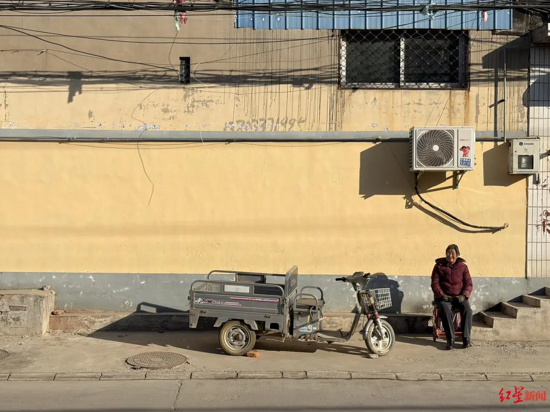 ▲石家庄某塔口社区街边晒太阳的村民 付垚/摄