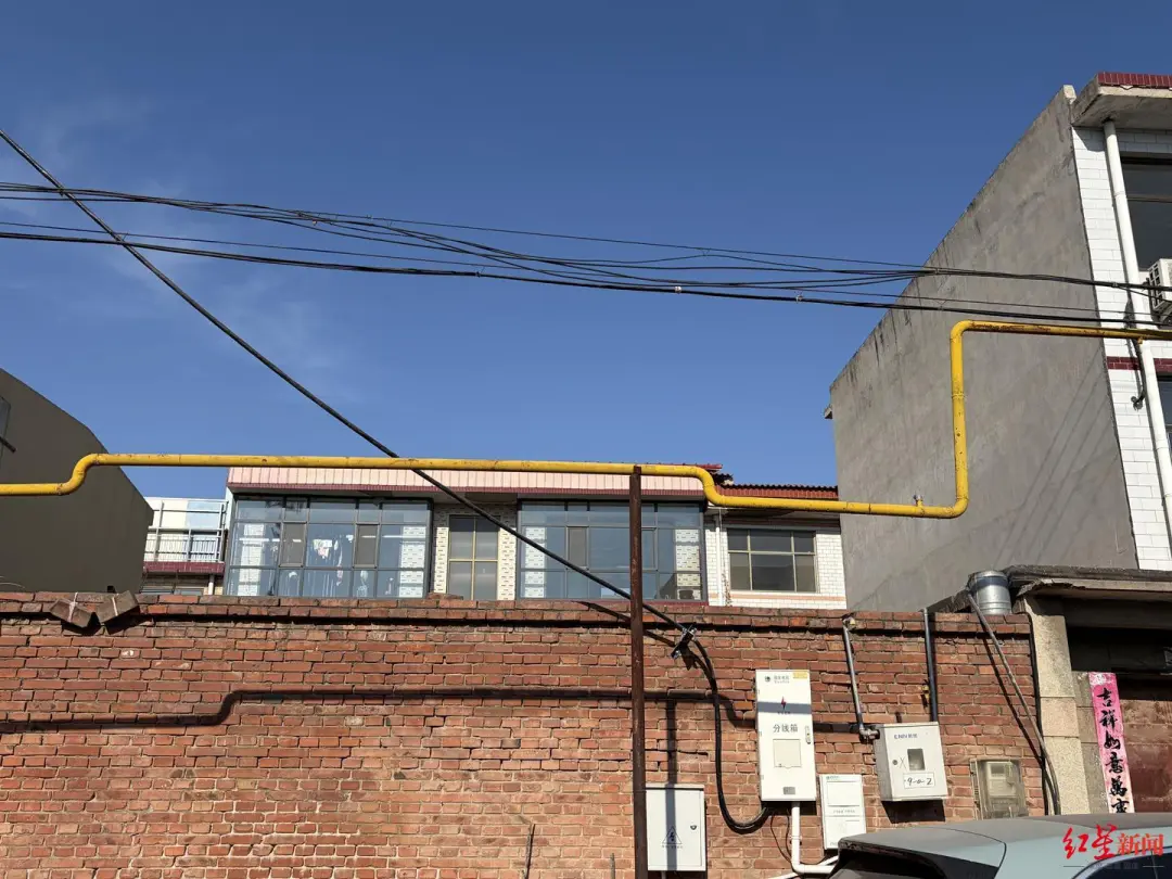 ▲村庄中的天然气管道 付垚/摄