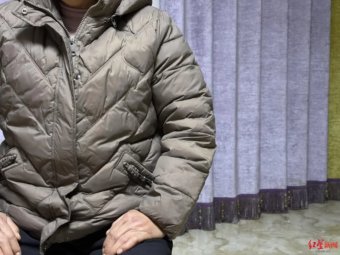 ▲村民在家里穿着厚厚的冬衣 付垚/摄