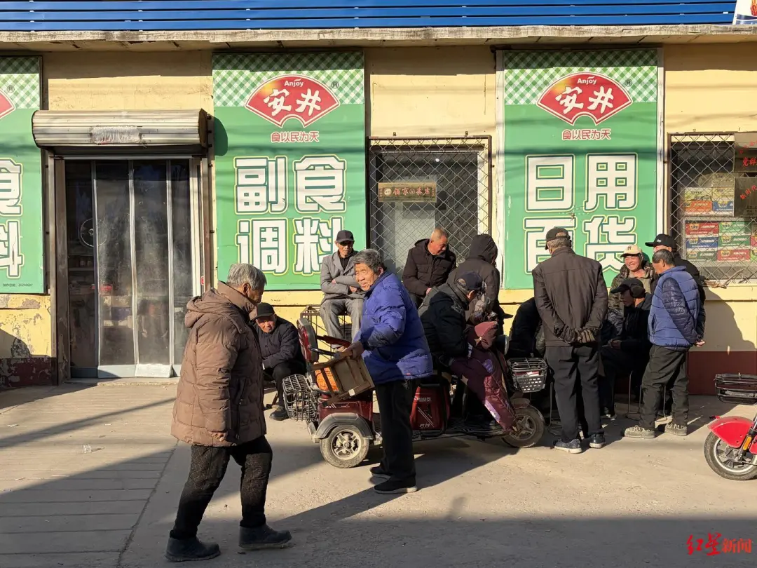 ▲石家庄某塔口社区街边晒太阳的村民 付垚/摄