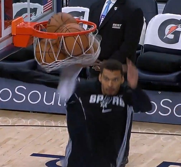 容我想想……文班：我14岁时就曾踢到过卡在篮筐上的球