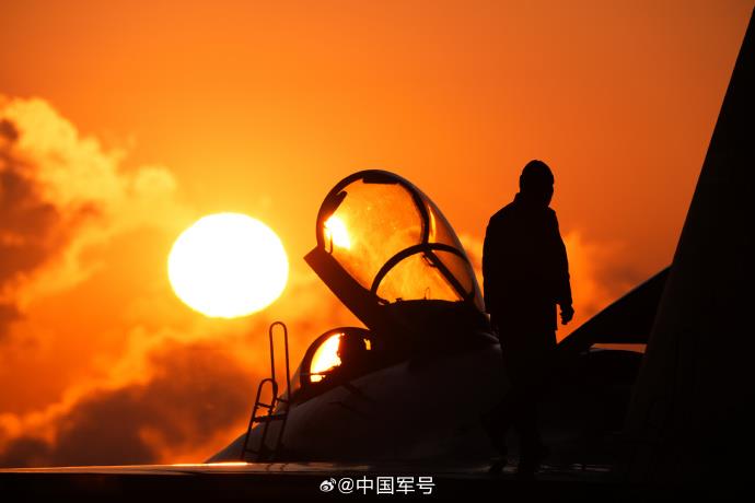 多架战机遨游空天，氛围感拉满！