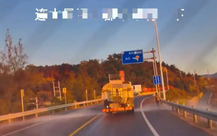 ▲洒水车“不洒交警洒行人”一事引发关注。图/华商报大风新闻
