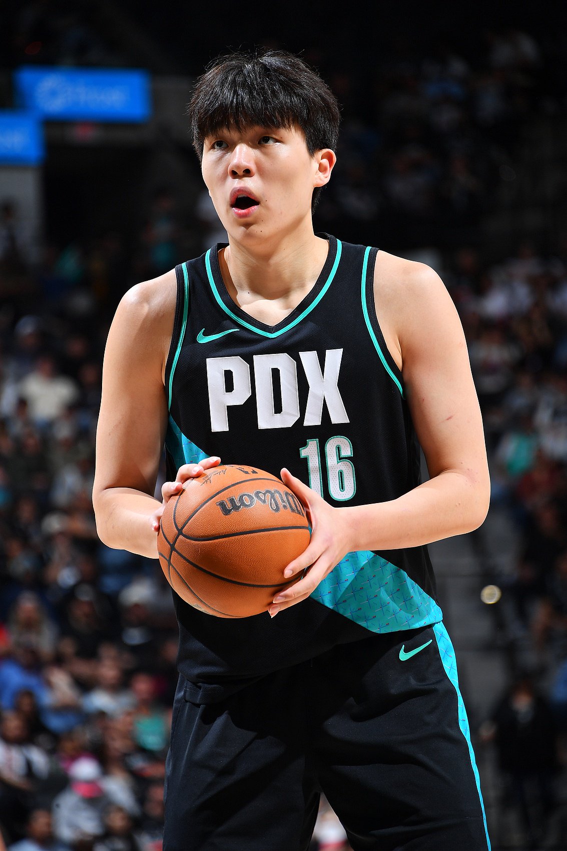 杨瀚森在场上的对抗性更强了 同时在进攻端的存在感也更多一些