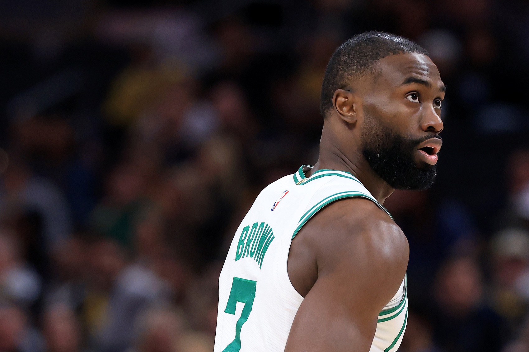 主攻手！杰伦·布朗半场17中8拿到最高19分 三分5中3