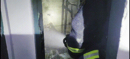 消防员进行扑救。图源：金华消防