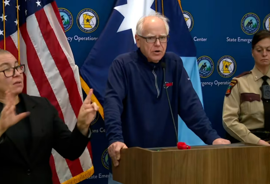 美国明尼苏达州一女子被执法人员枪杀，当地市长愤怒爆粗口：ICE滚出去！