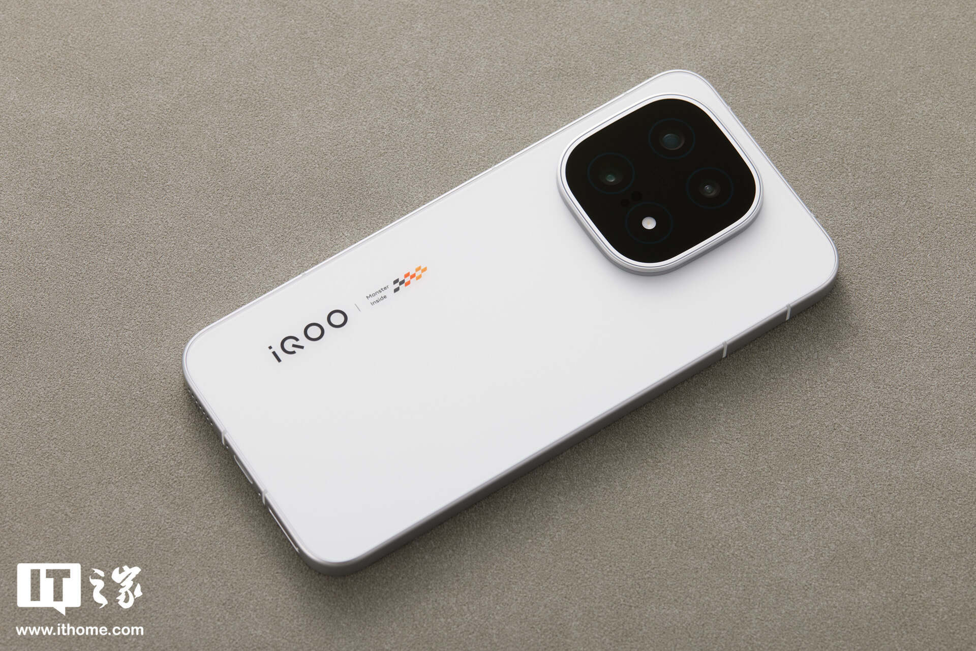 ▲ IT之家开箱：iQOO 15 传奇版手机图赏