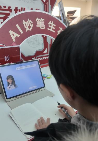 图：张韦在体验学习机AI功能