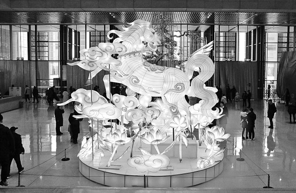 本报记者 窦新颖 灯彩活动点亮中国非物质文化遗产馆，营造浓浓的新春氛围。本报记者 窦新颖 摄