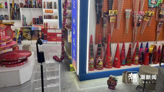 记者来到曾网购过的一家位于湖南浏阳市大瑶镇的烟花爆竹店，直播设备就架在展厅内。潮新闻记者 朱高祥 摄