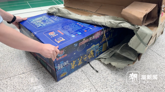潮新闻记者收到由安能物流送货的部分烟花爆竹，为了躲避监管，纸箱里还有一层编织袋包装。潮新闻记者 朱高祥 摄