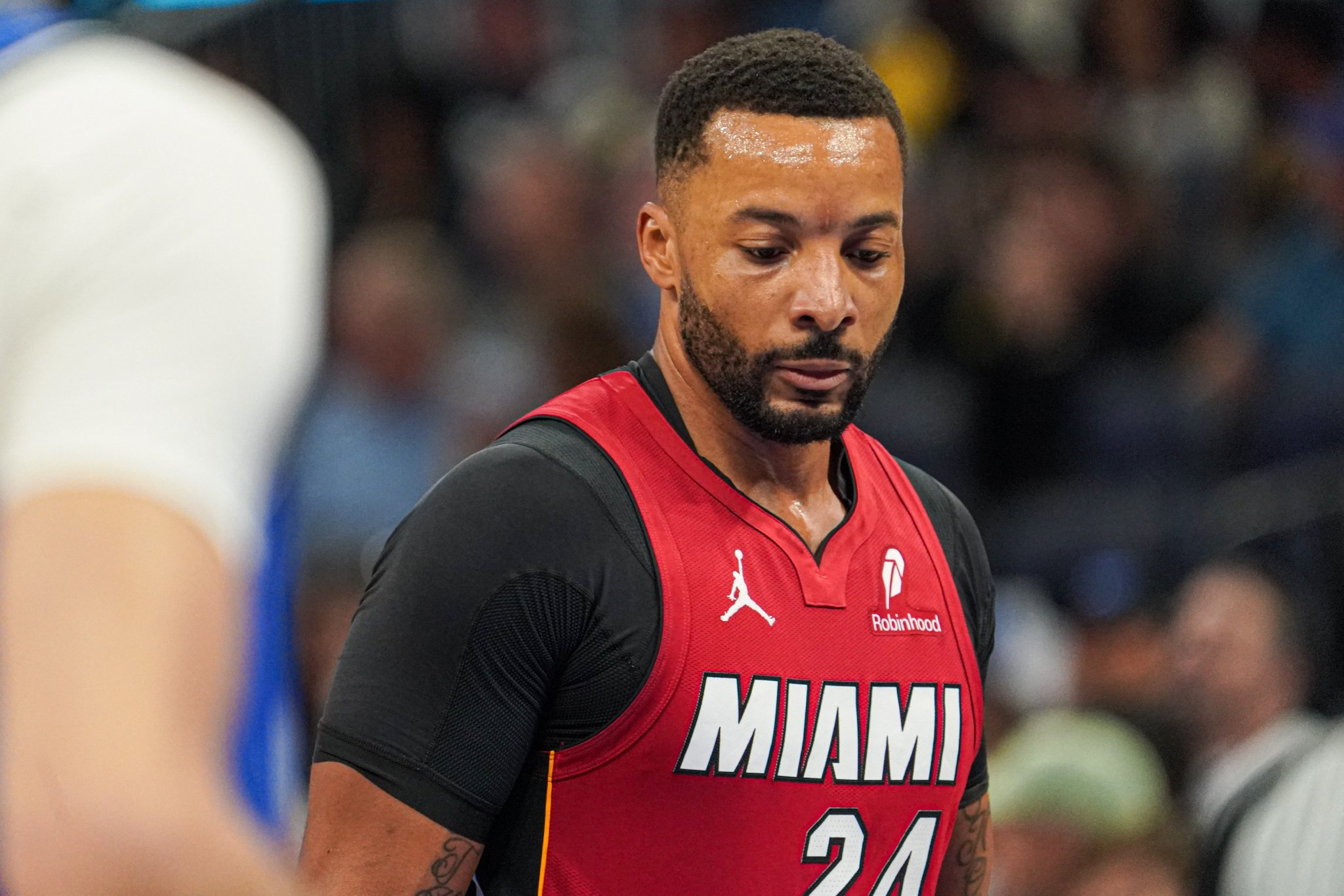 有冷凝水导致比赛延期：鲍威尔：活久见 等待重新上场时也很煎熬