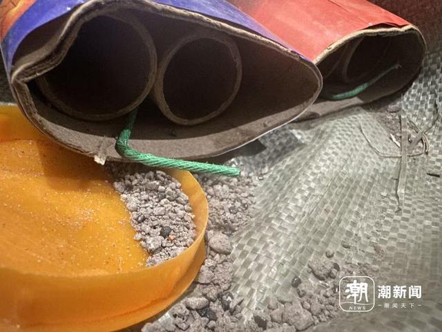 记者收到通过中通快运寄递的烟花爆竹，受挤压变形后，火药洒出、火线外露。潮新闻记者 吴越 摄