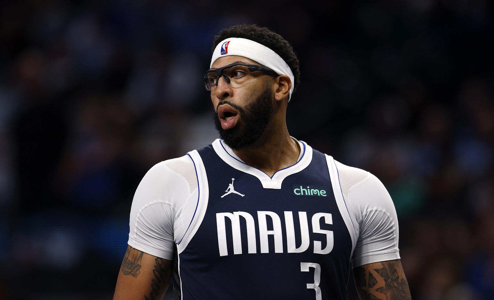 侠记：老鹰目前不太可能在赛季中期通过交易得到安东尼·戴维斯