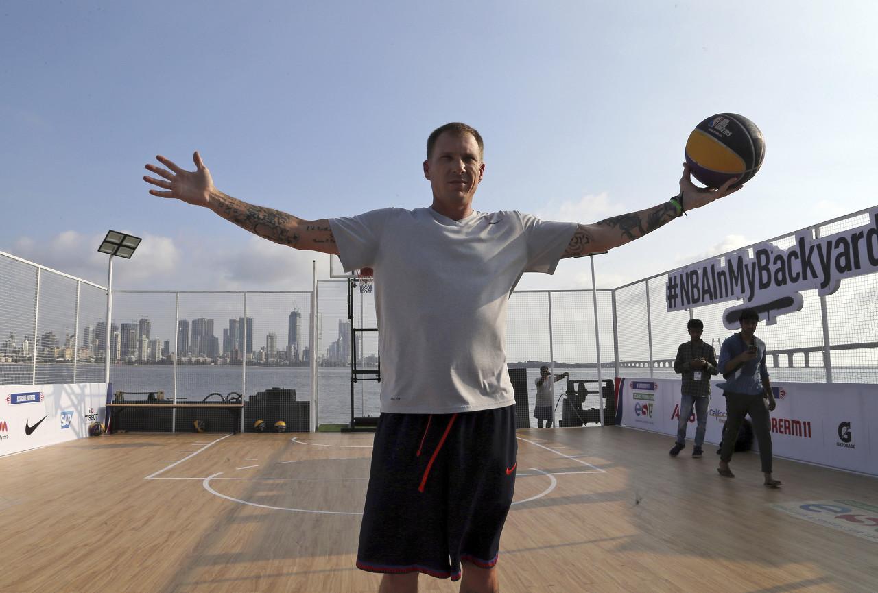 白巧克力：你花2亿不是让特雷·杨来防守的 他努力防了只是不够好