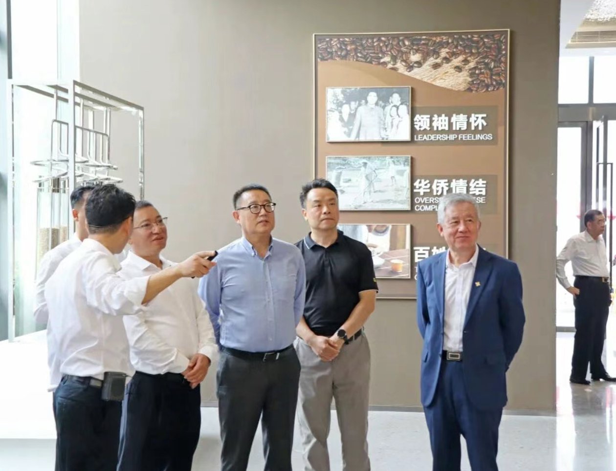 侯孝海参观正大兴隆咖啡文化园。图源：正大兴隆咖啡文化园公众号