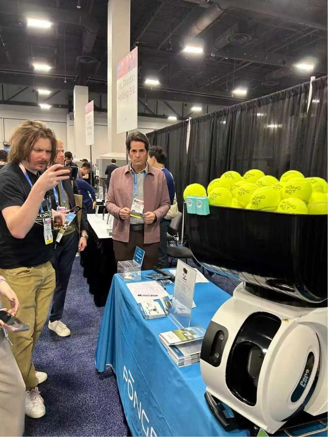 庞伯特在CES现场展示智能网球发球机（图源/企业）