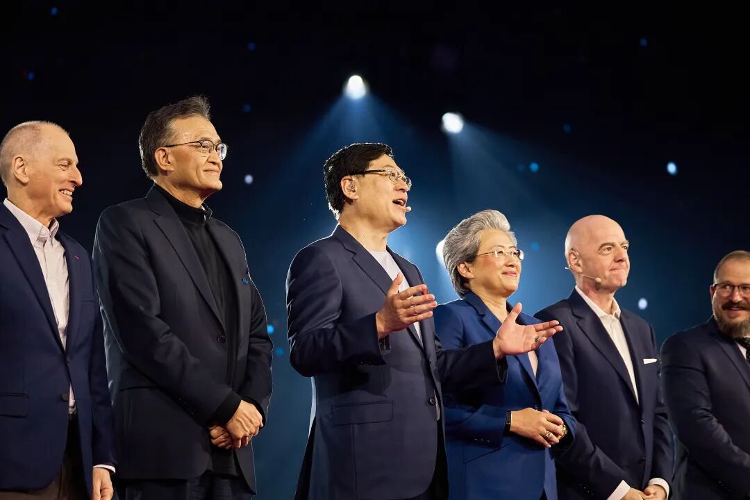 杨元庆在接受媒体采访 ｜ 图片来源：联想