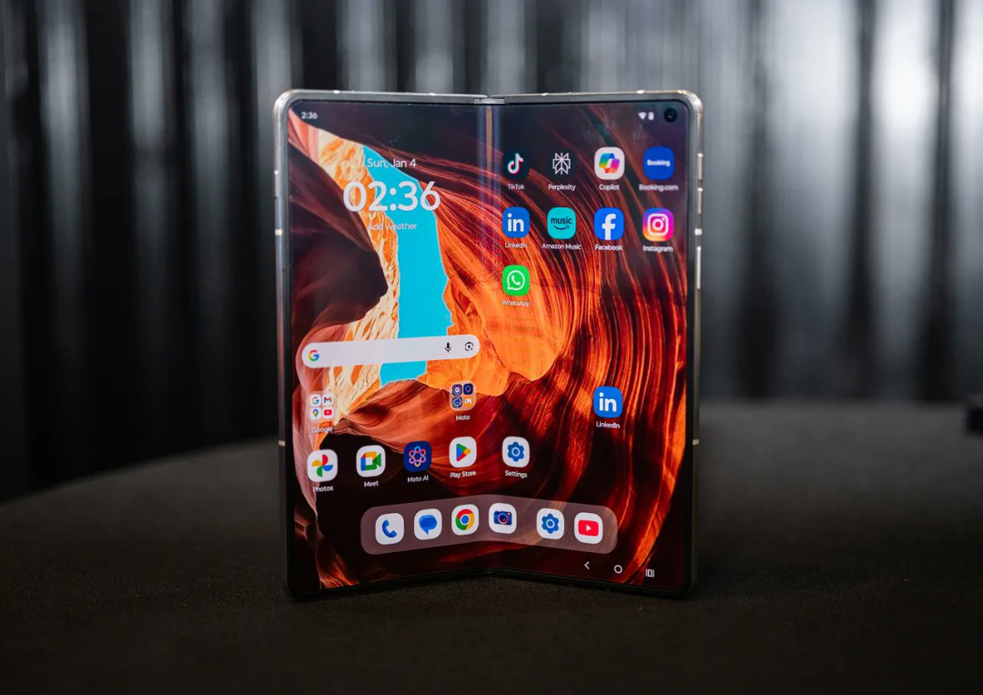 Razr Fold 大折叠屏手机｜ 图片来源：联想