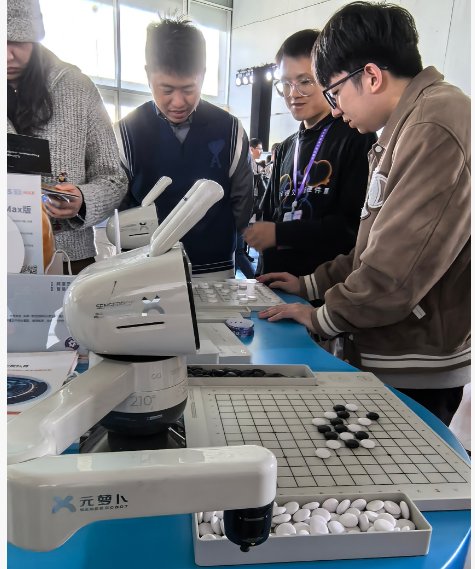 展会现场的下棋机器人  本报记者 齐金钊 摄