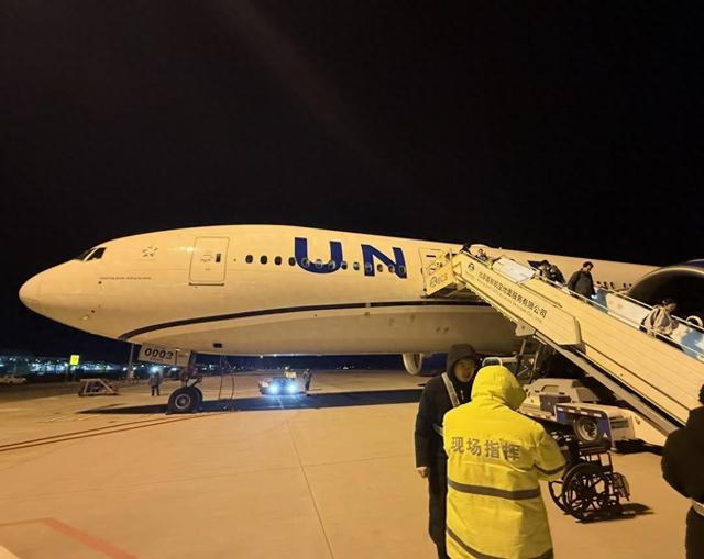 乘客陆续下机（来源：网友社交平台）