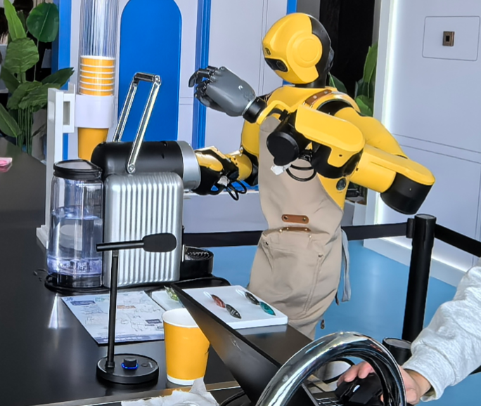 人形机器人在制作咖啡 本报记者 齐金钊 摄