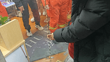 三根手指被卡玻璃门中。图源：安徽消防 