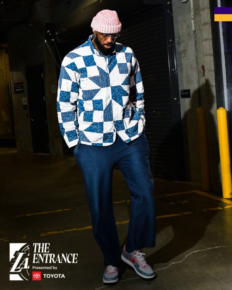 大战字母哥！湖人官推晒赛前入场照 詹姆斯东契奇领衔