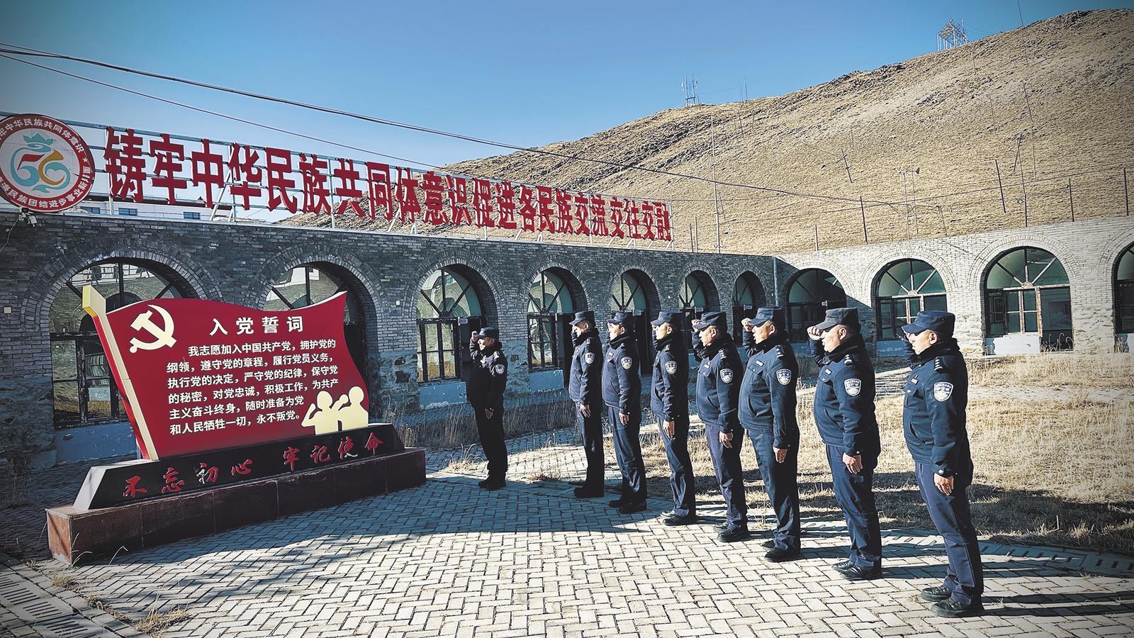 重温入党誓词。玉树州玉树市公安局供图