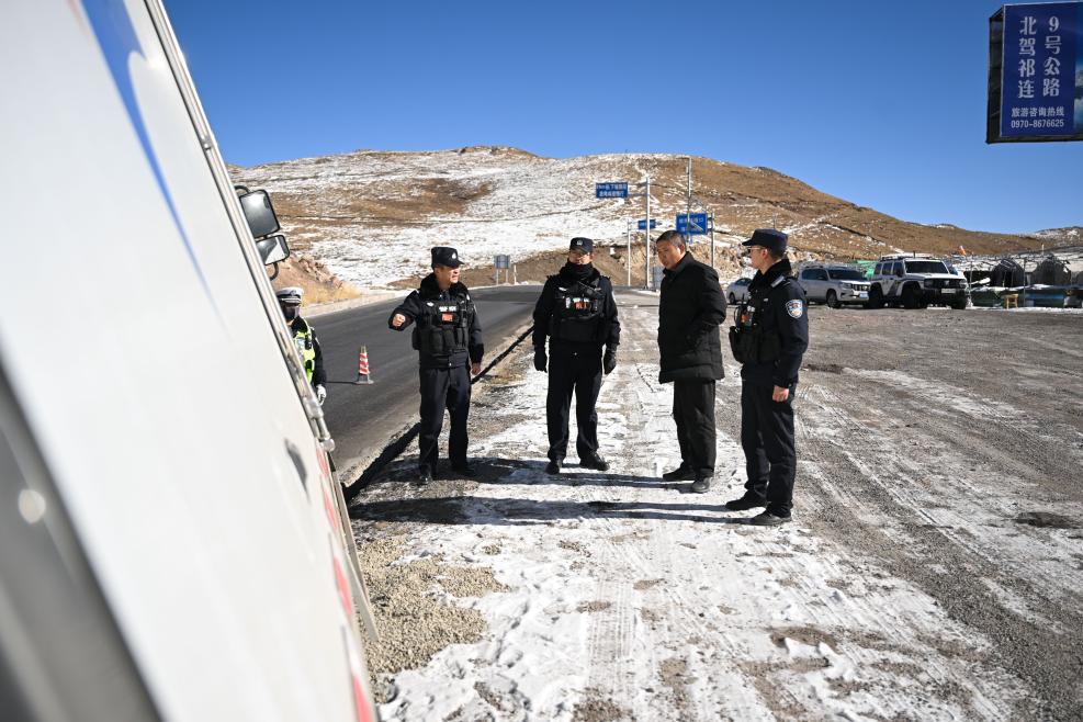 1月9日，在青海省海北藏族自治州祁连县境内的峨堡岭垭口，峨堡派出所的民辅警在处理交通险情。新华社记者 张龙 摄