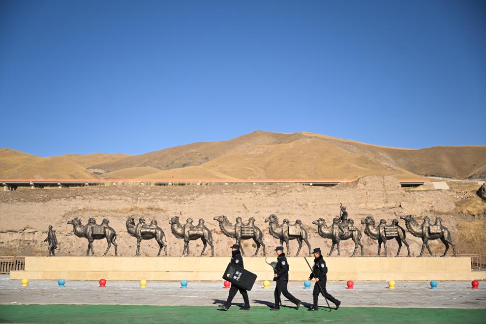1月9日，在青海省海北藏族自治州祁连县峨堡镇，峨堡派出所的民辅警在街道巡逻。新华社记者 张龙 摄