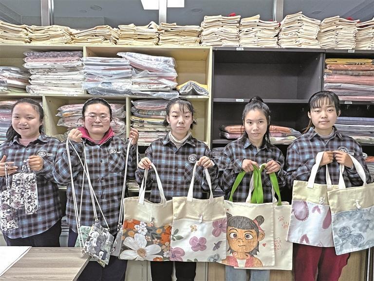 学员们展示手作产品，↓学员交流手工技能