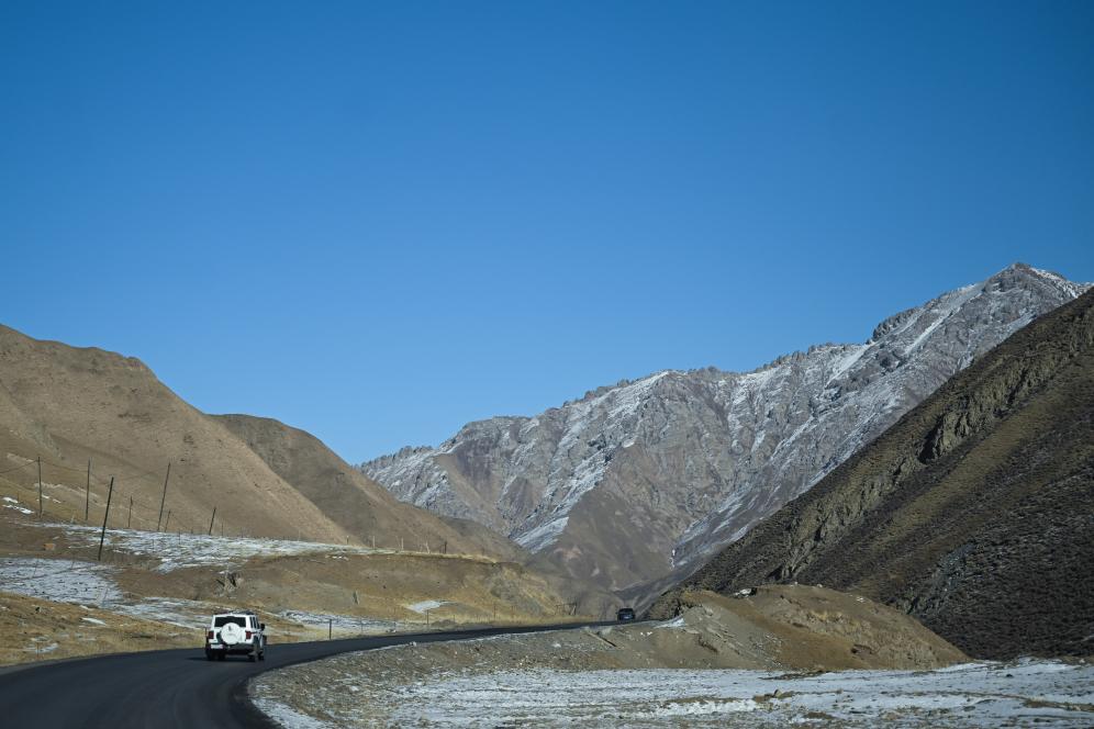 1月9日，在青海省海北藏族自治州祁连县，峨堡派出所的民辅警驾车巡查路况。新华社记者 张龙 摄