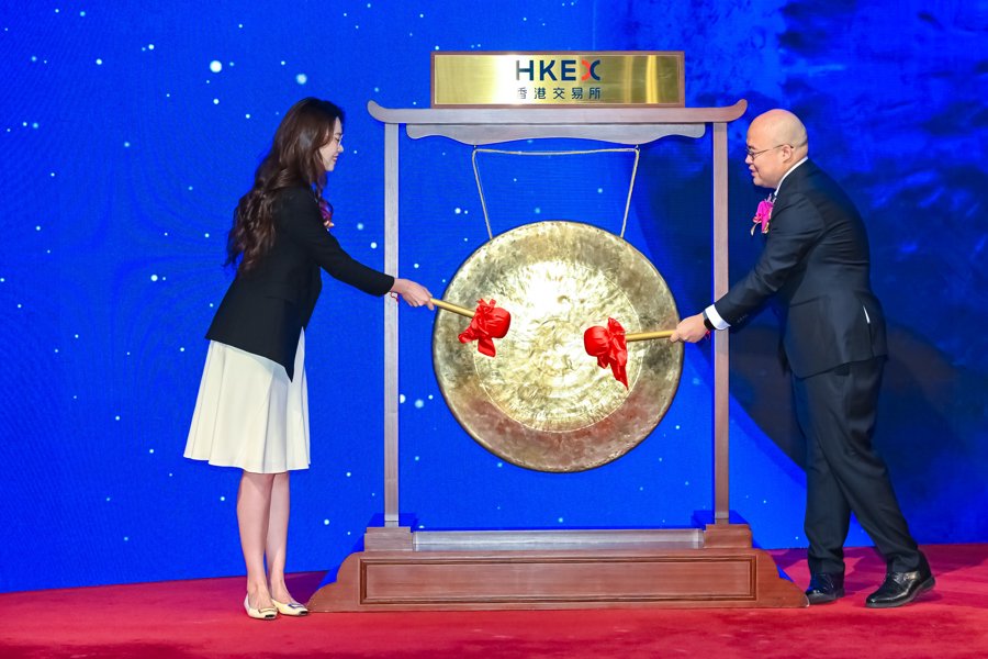 MiniMax创始人在港交所敲响上市铜锣。