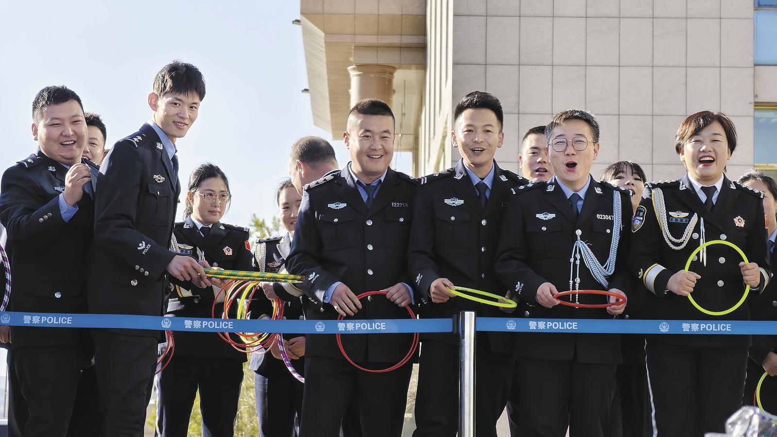 趣味套圈游戏。海东市公安局平安公安分局供图